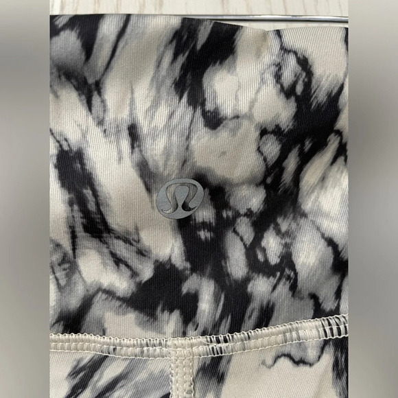 LULULEMON WUNDER UNDER MARBLE GRANITE BLACK MOJAVE CROP LEGGINGS PANTS SIZE 8 - Picture 4 of 6